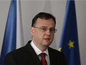 Premiér Petr Nečas oznámil, že neodstoupí.