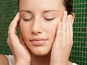Reflexní masáž obličeje pomáhá od svalového napětí způsobeného stresem i od