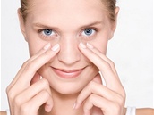 S pomocí reflexní masáže obličeje můžete efektivněji aplikovat pleťový i oční