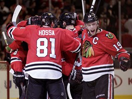 VÍTZOVÉ. Hokejisté Chicaga slaví vítzství v prvním finále Stanley Cupu nad...