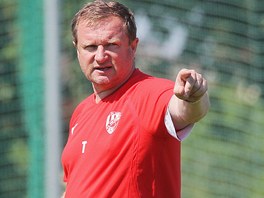 Plzenský kou Pavel Vrba (vpravo) udílí pokyny na úvodním tréninku v letní...