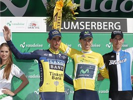 Roman Kreuziger (zleva), Rui Costa a Bauke Mollema na stupnch vtz po zvodu