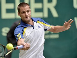 Rus Michael Junyj ve finlovm duelu s Rogerem Federerem na turnaji v Halle.