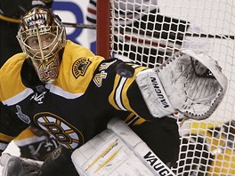 S MEDVDEM. Bostonsk arodj Tuukka Rask a jeho medvd maska.