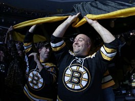 NAD HLAVAMI VLAJKY VLAJÍ. Bostontí fanouci ped tetím finále Stanley Cupu.