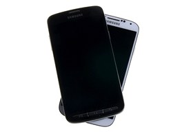 Galaxy S4 Active má na rozdíl od S4 pod displejem bná mechanická tlaítka....