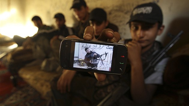 Vzpomnka na bratra. Nctilet syrsk povstalec ukazuje na mobilu snmek svho bratra, kter zahynul v bojch s Asadovmi vojky (17. ervna 2013)