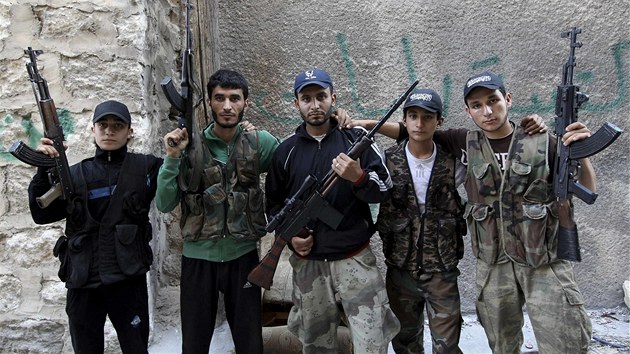 Aleppo. Pt syrskch bratr, kte se po smrti svho sourozence chopili zbran a pidali se k povstn proti Asadovi (17. ervna 2013)