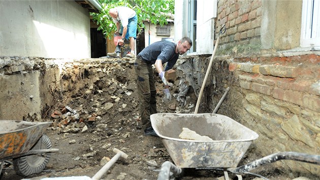 Dobrovolnci vytopenm lidem v Keicch vyklidili domy, otloukli omtky a vyistili ulice.