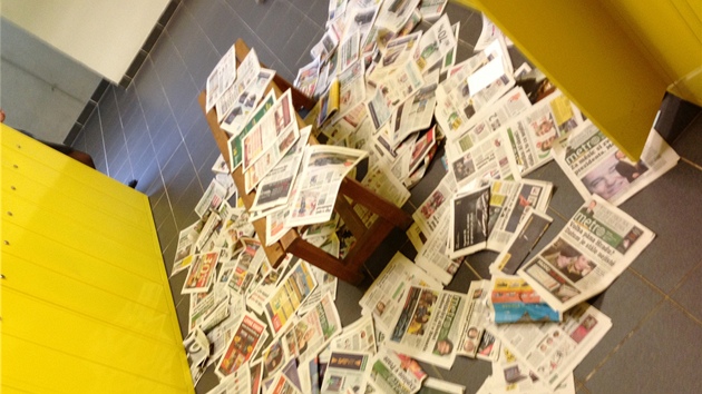 kolní skíka se plní výtisky deníku Metro.