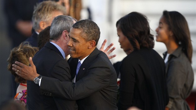 Barack Obama na letiti Tegel v Berln objm americkho velvyslance v Nmecku Philipa Murphyho (18. ervna 2013)