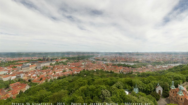 Panoramatický pohled na Prahu z Petřína (květen 2013)