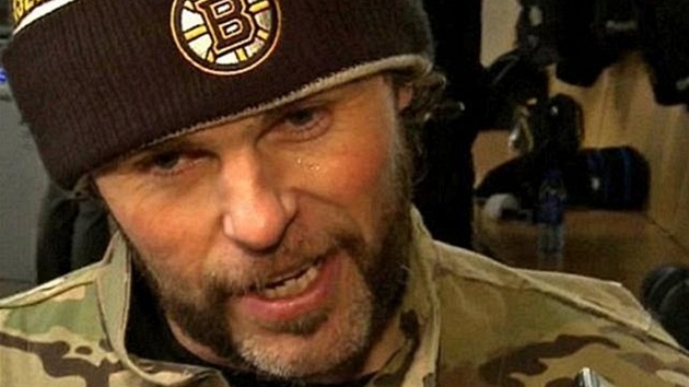 VOJK JGR. Slavn hokejista oblkl po vtzstv nad Pittsburghem maskovou bundu US Army Rangers, kterou nos nejlep hr Bostonu utkn