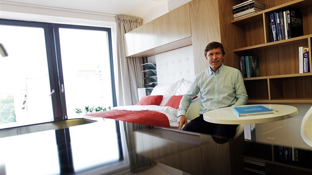 Architekt Adam Rujbr v minibytě o rozloze 21 metrů čtverečních. Projekt s názvem Living Showroom v centru Brna slouží jako vzorkovna i dočasné bydlení. 