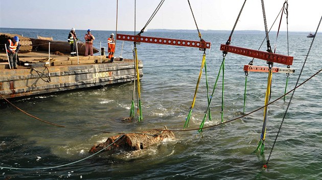 Letoun na dně kanálu La Manche nedaleko hrabství Kent objevili potápěči už v roce 2008. Odpočíval v hloubce pouhých 15 metrů (10. června)