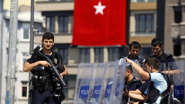 Tureck policie hld vstup na Taksimsk nmst. (17. ervna)