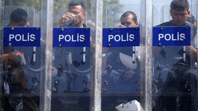 Tureck policie hld vstup na Taksimsk nmst. (17. ervna 2013)