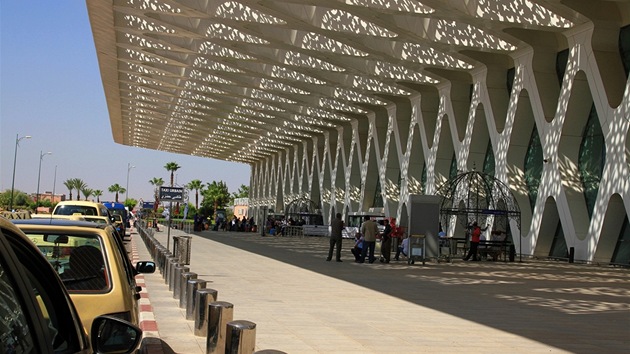 Opouštíme příjemně klimatizovanou halu marrákešského letiště a na horském africkém slunci čekáme na autobus do centra města.