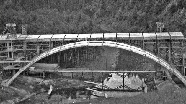 Most přes údolí Želivky v době zastavení stavby v roce 1943