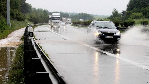 Dlnici D5 zaplavila voda a bahno. Komplikovaly dopravu (10. ervna 2013)