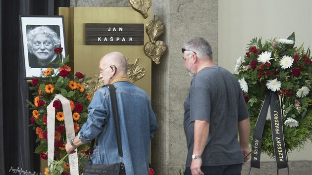 Ve stranickm krematoriu se 19. ervna lid rozlouili s hercem Janem Kaparem, dlouholetm lenem Divadla Jry Cimrmana.