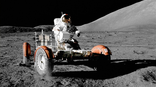 Rover měl hmotnost 210 kg. Na Měsíci mohl pracovat se zhruba půltunový užitečným nákladem. 