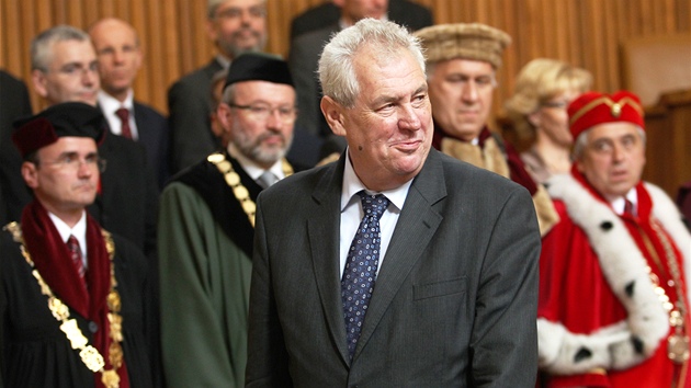 Prezident Miloš Zeman jmenoval v pražském Karolinu přes šedesát nových profesorů. (11. června 2013)