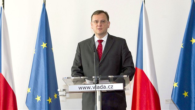 Předseda vlády Petr Nečas na tiskové konferenci k masivnímu policejnímu zásahu. (13. června 2013)