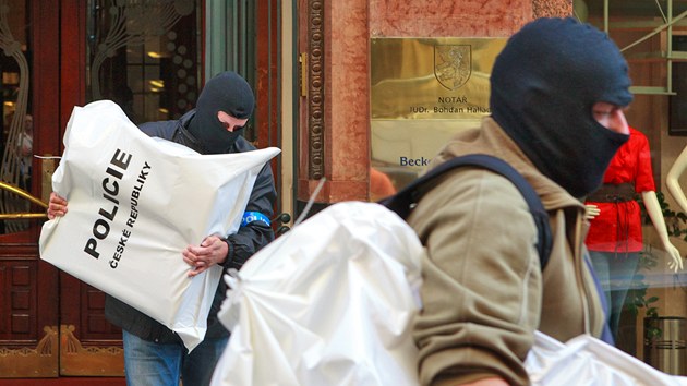 Policie odv materily z kancele Iva Rittiga v ulici U Pran brny v Praze. (13. ervna 2013)