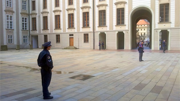 Policie uzavela ást druhého nádvoí Praského hradu, aby zabránila pístupu