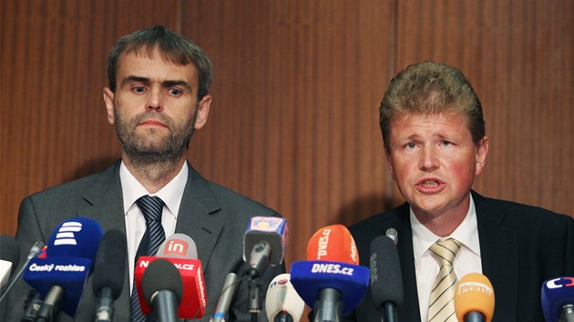 ��f �OOZ Robert �lachta (vlevo) a ��f olomouck�ho vrchn�ho st�tn�ho zastupitelstv� Ivo I�tvan p�i tiskov� konferenci ke �tvrte�n�mu policejn�mu z�sahu. (14. �ervna 2013)