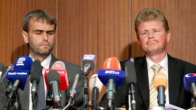 f OOZ Robert lachta (vlevo) a f olomouckho vrchnho sttnho zastupitelstv Ivo Itvan pi tiskov konferenci ke tvrtenmu policejnmu zsahu. (14. ervna 2013)