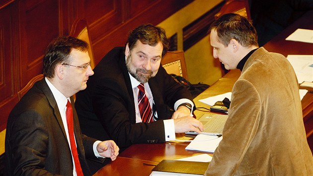 Premir Petr Neas v listopadu 2010 s poslanci VV Radkem Johnem a Vtem Brtou. Neas po volbch v roce 2010 sestavil koalin vldu ODS, TOP 09 a Vc veejnch. Kabinet ale prakticky od potku provzely vnitn konflikty.
