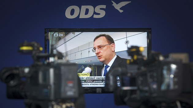 Petr Nečas rezignuje na post předsedy vlády i šéfa ODS. (17. června 2013)