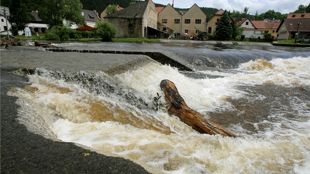 Jez pod hradem Romberk je na seznamu nebezpených jez na Vltav. V pondlí