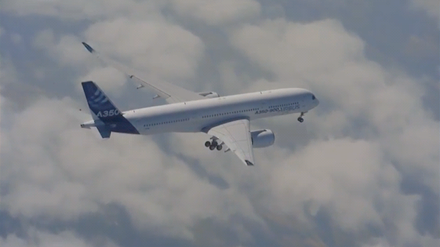 Zábr z prvního letu Airbusu A350 XWB. Pátek 14. 6. 2013