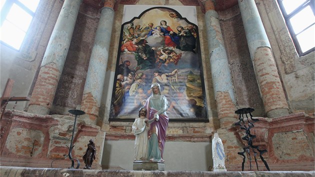 Vnitek kostela zdob i kopie pvodnho oltnho obrazu.