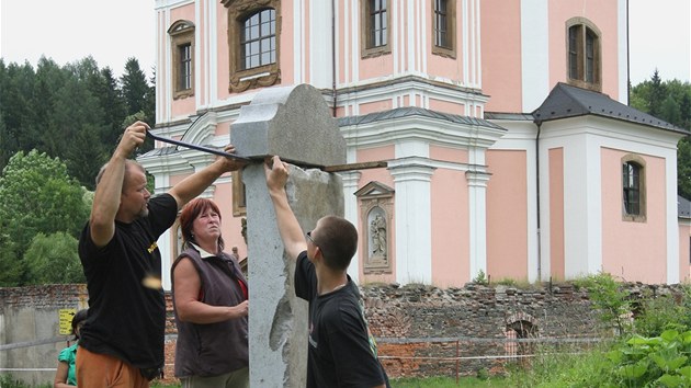 Skauti na msto vrac obnoven pomnk padlch v prvn svtov vlce.