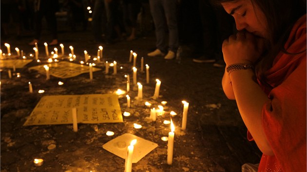 Protivldn demonstranti vzpomnaj na obti protest, na nmst Taksim vznikl improvizovan pomnk. (15. ervna 2013)