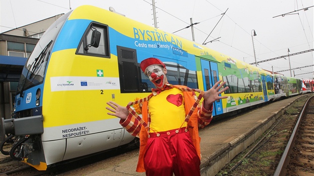 Vyso�inu br�zd� �estice nov� a pestrobarevn� polepen�ch motor�k�. Zvou na n�v�t�vu do jednotliv�ch m�st. Ve�ejnosti se spole�n� p�edstavily na n�dra�� v Havl��kov� Brod�.