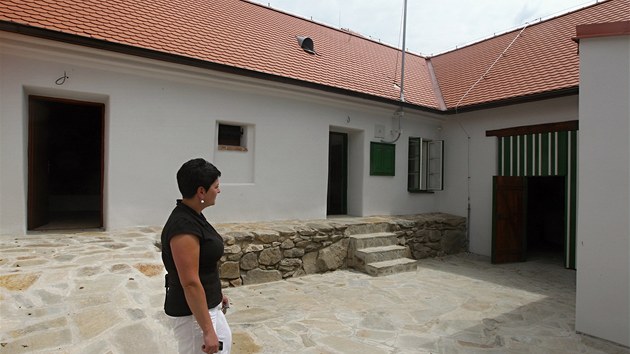 Rodný dům atentátníka Jana Kubiše v Dolních Vilémovicích je opraven a brzy se otevře veřejnosti. Jeho novou podobu ukazuje starostka Jitka Boučková.