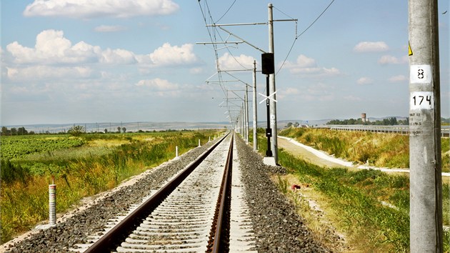 eleznin tra na novm most pes Dunaj i na navazujcm seku v Bulharsku elektrifikovala esk firma. Dodala i rozvodny a osvtlen ndra.