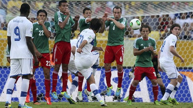 PM KOP. Italsk zlonk Andrea Pirlo naplil m a jeho rna svit nad mexickou ze.