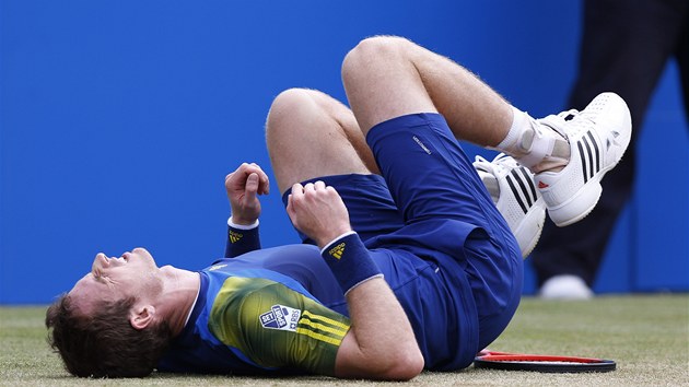 NEPJEMN CHVLE. Britsk tenista Andy Murray se bhem finle v Londn ocitl na zemi.