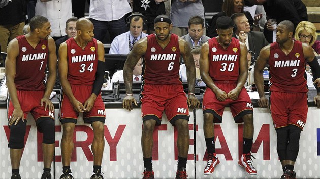 JAKO NA HANB. Basketbalist Miami pi time-outu zpytuj svdom. Jejich soupe jim udluje lekci. 