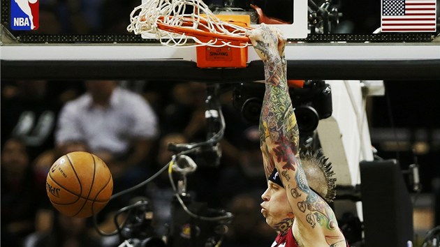 EFEKTN ZAKONEN. Chris Andersen z Miami si zasmeoval do koe. 