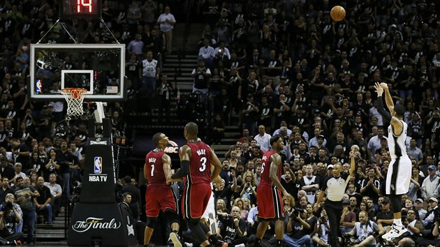 ZA TI BODY. Danny Green ze San Antonia pl z dlky, soupei z Miami jen ekaj, jak to dopadne. 