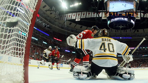 KLOV MOMENT. Andrew Shaw z Chicaga clon, brank Bostonu Tuukka Rask marn tr po puk, kter kon v sti. 