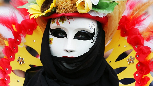 V karnevalovm prvodu se objevily destky rozlinch masek.