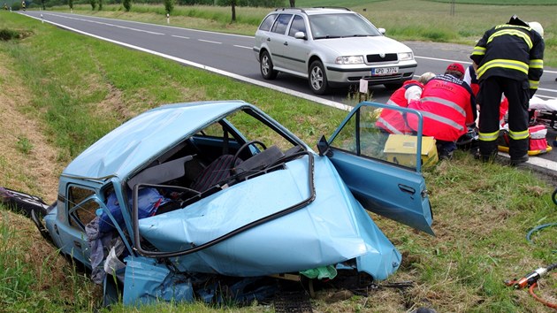 Řidič u Štěpánovic sjel ze silnice a narazil do betonového mostku. Těžce zraněného muže přepravili záchranáři do nemocnice vrtulníkem. 